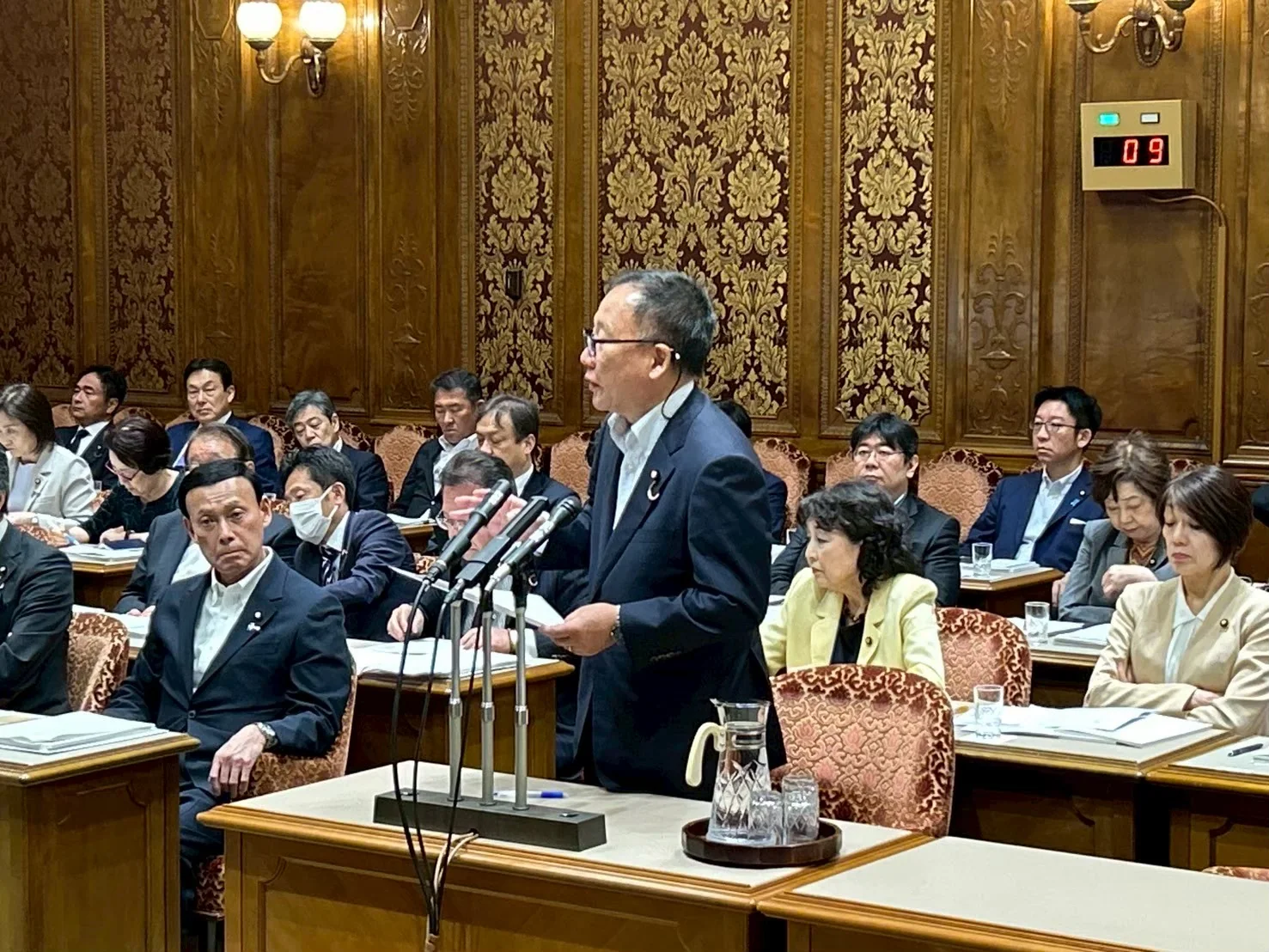 参議院の委員会で発言する大島九州男
