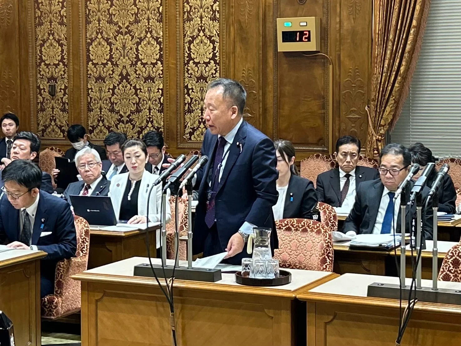 参議院の委員会で質問に立つ大島九州男