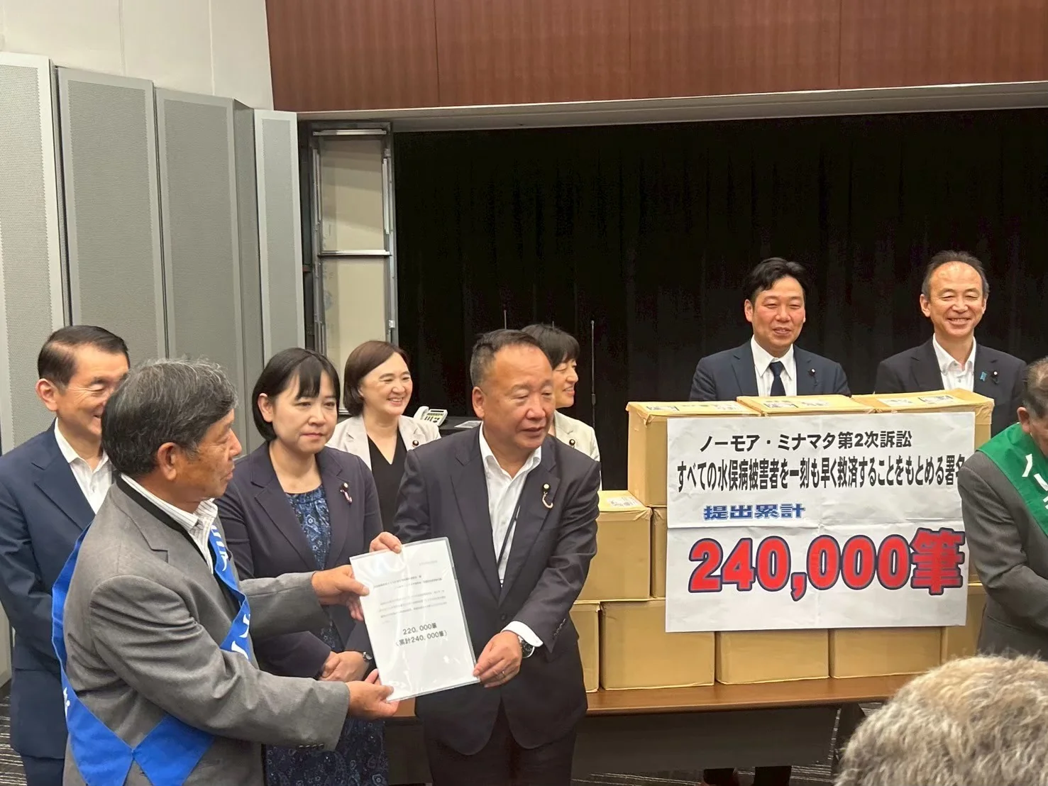 水俣病被害者の救済を求める署名を受け取る大島九州男