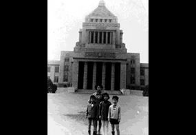 幼少期、国会議事堂前で撮影した写真